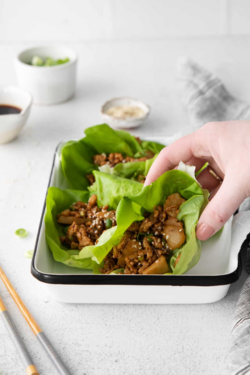 Asiatiska salladswraps med kyckling, vattenkastanj & hoisinsås