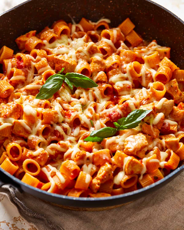 Enpanna med kyckling parmesan & rigatoni – gratinerad med mozzarella