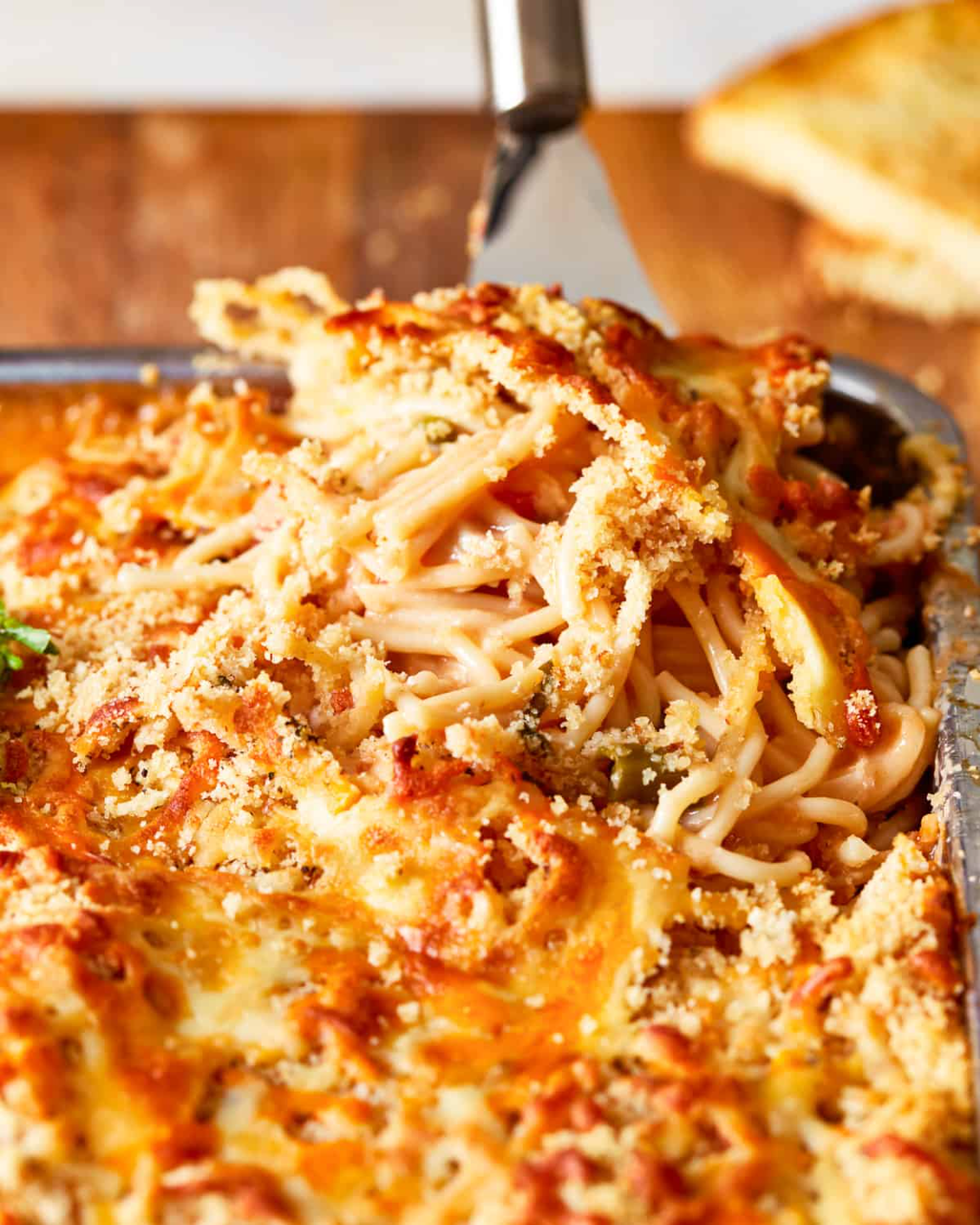 Gratinerad kyckling-spaghetti med ost & krispig topping