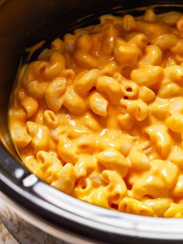 Krämig mac and cheese i slowcooker – med cheddar & gräddfil