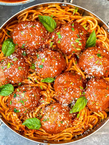 Hemlagade köttbullar i tomatsås med parmesan & örter