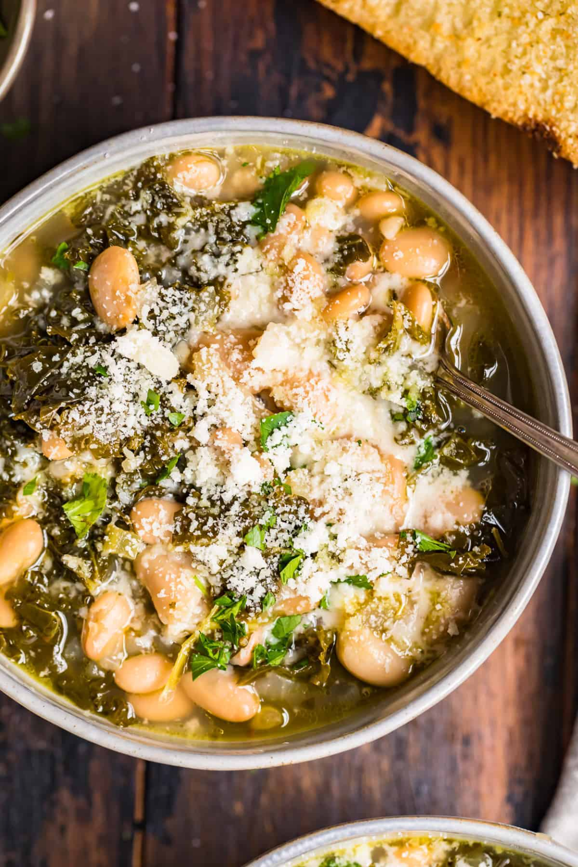 Vit bönsoppa med parmesan & grönkål